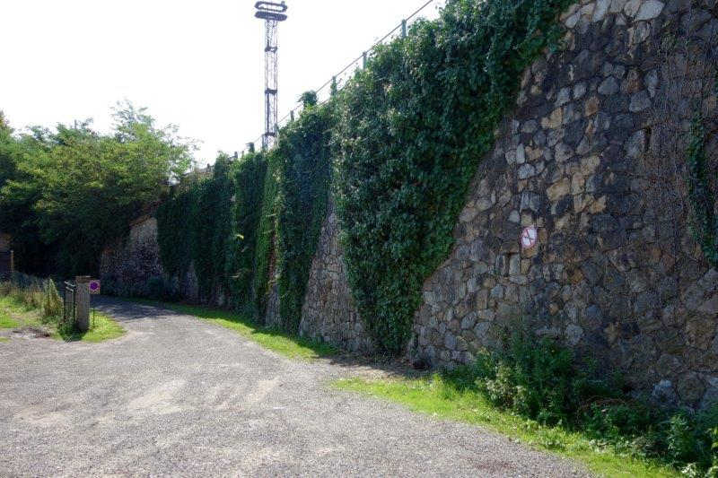 Mur de soutènement de l'emprise de la gare de Montauban-Villebourbon
