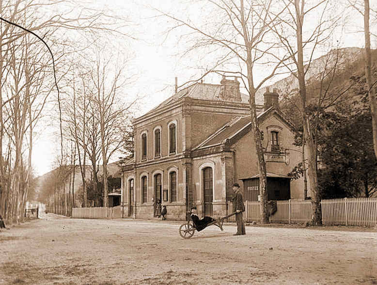 Cour de la gare de Saint-Antonin