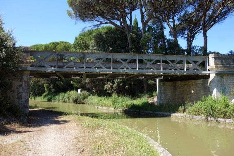 Pont-rail sur le canal du Midi entre la gare de Sallèles-d'Aude et la gare de Mirepeisset-Argeliers
