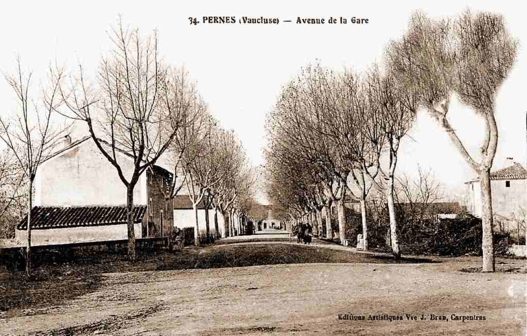 Avenue de la gare de Pernes