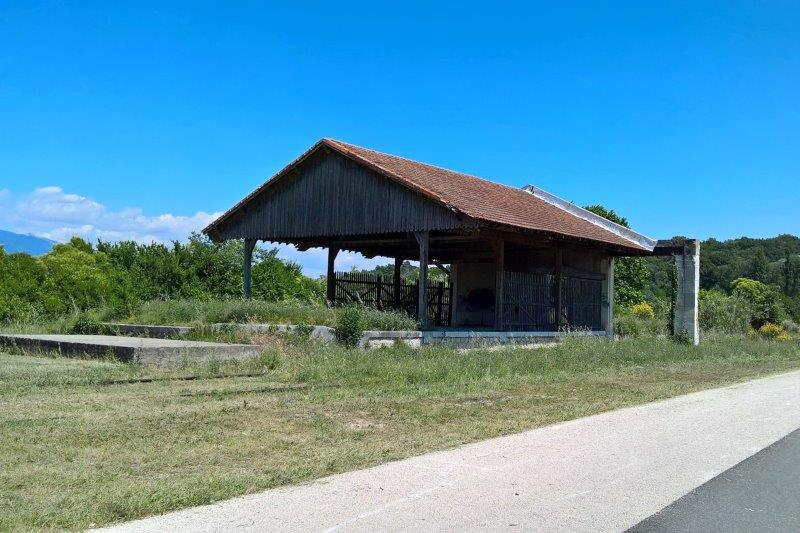 Halle de la gare d'Aubignan-Loriol