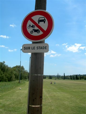Interdiction de rouler sur le stade aux véhicules motorisés