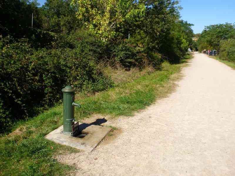 Agrandir l'image Fontaine entre kms 5 et 6 Chemin des Droits de l'Homme