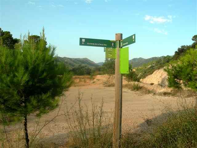 Agrandir l'image Panneaux directionnels sur la N-230b vers la gare de Pinell de Bray