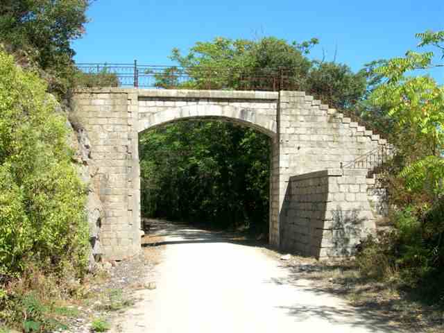 Pont sur la Piste Verte entre Saint-Pons et Riols