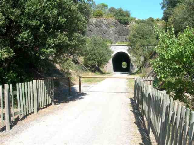 Tunnel sur la Piste Verte à Riols