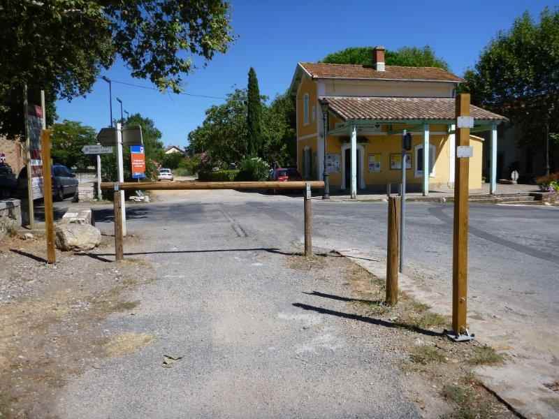 Mons-la-Trivalle : Maison de garde barrières et gare