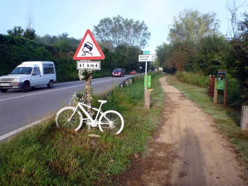 Bicyclette blanche N-141e Via Verde del Carrilet