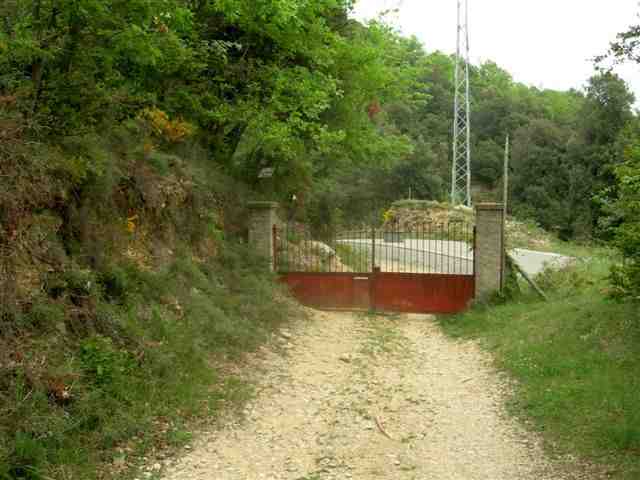 Portail fermé à l'arrivée à la route de la Vall del Bac